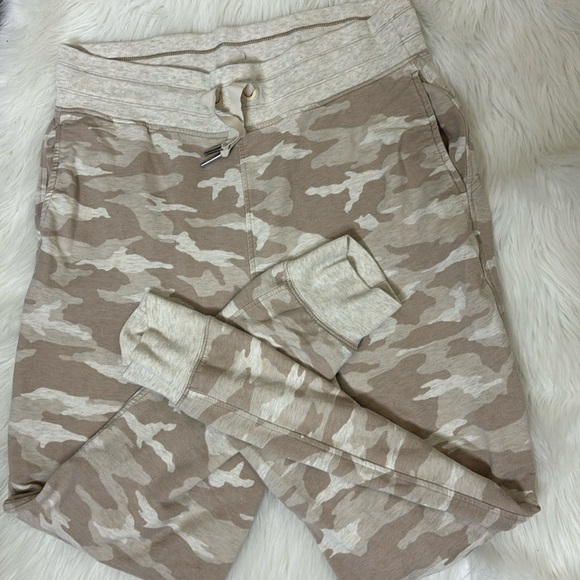 Athleta Pants - Athleta balance printed joggers camo size M